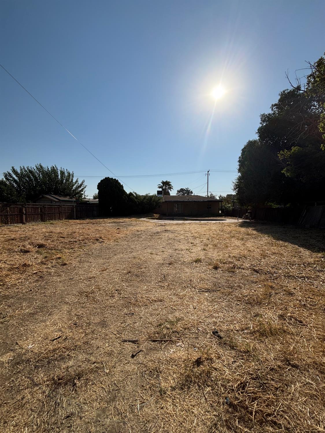 1555 S College Ave, Dinuba, CA 93618
