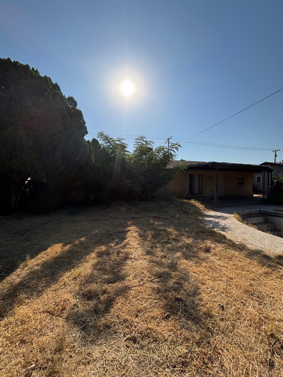 1555 S College Ave, Dinuba, CA 93618
