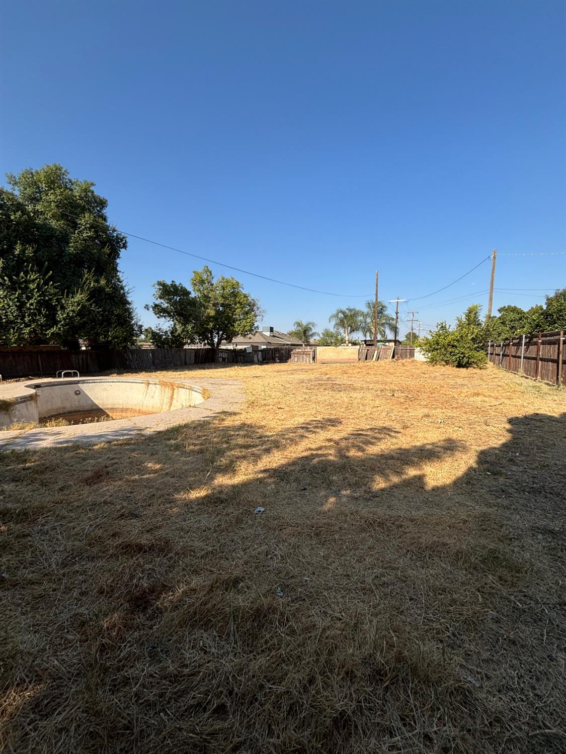1555 S College Ave, Dinuba, CA 93618
