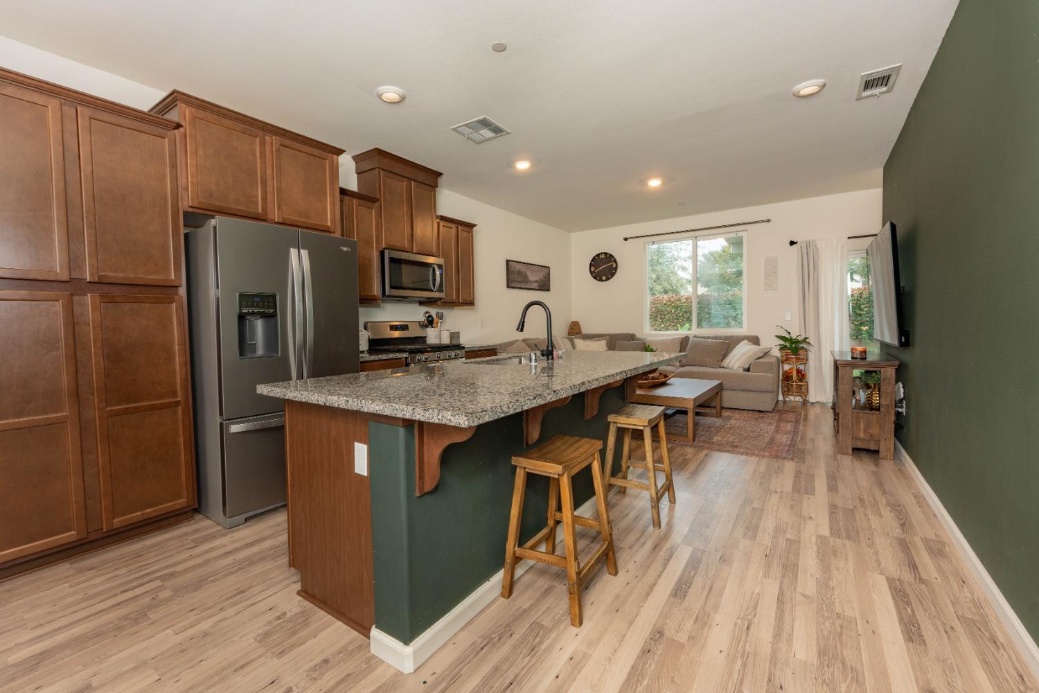 2258 S Manzanita Ct, Visalia, CA 93292