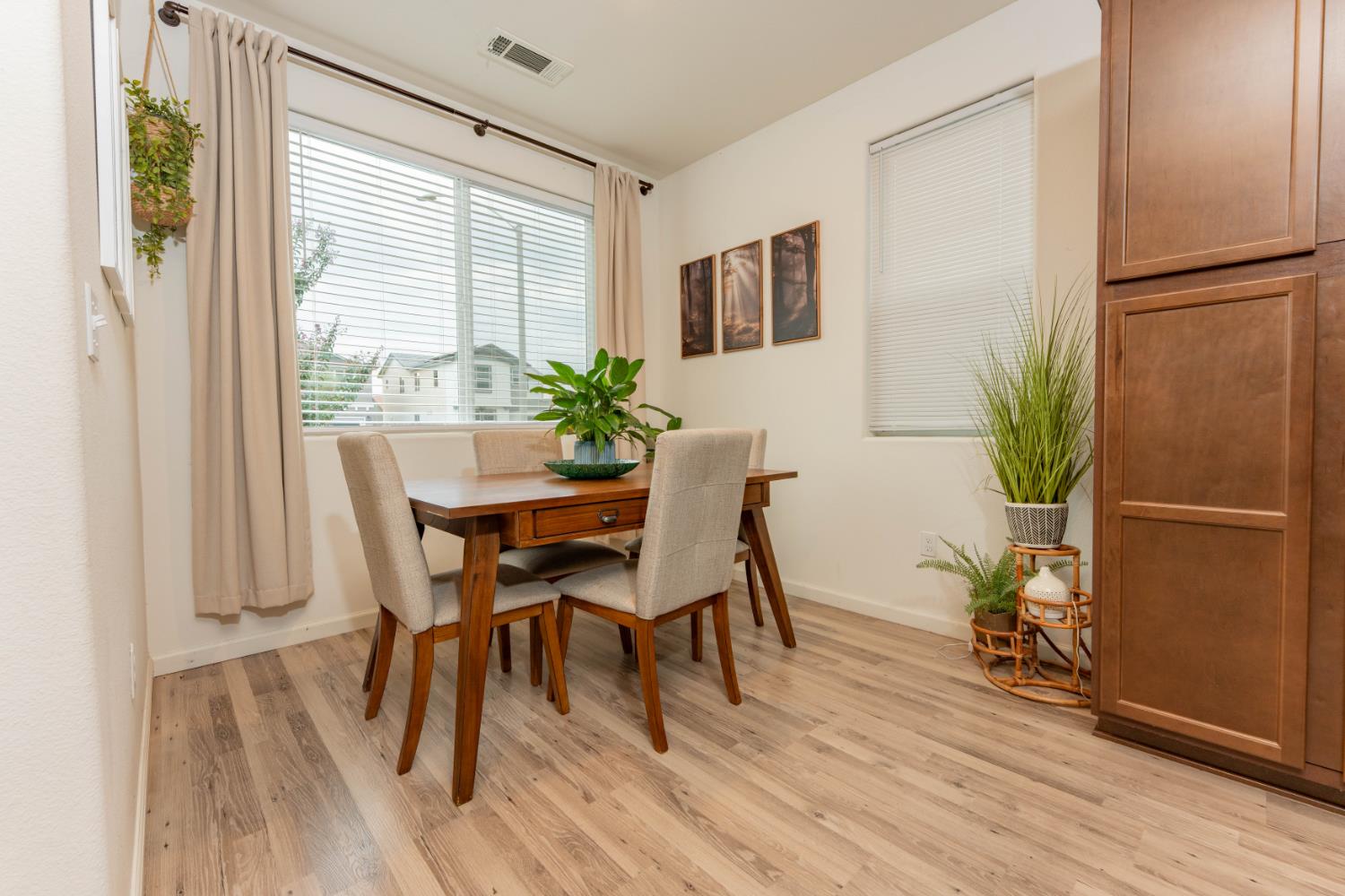 2258 S Manzanita Ct, Visalia, CA 93292