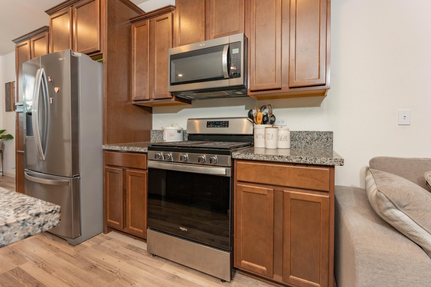2258 S Manzanita Ct, Visalia, CA 93292