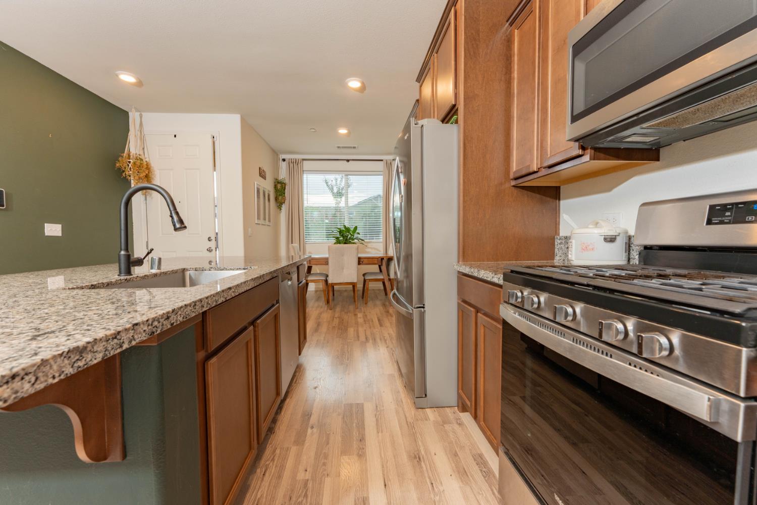 2258 S Manzanita Ct, Visalia, CA 93292