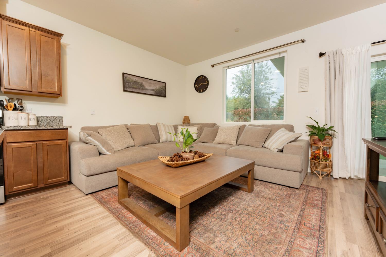 2258 S Manzanita Ct, Visalia, CA 93292