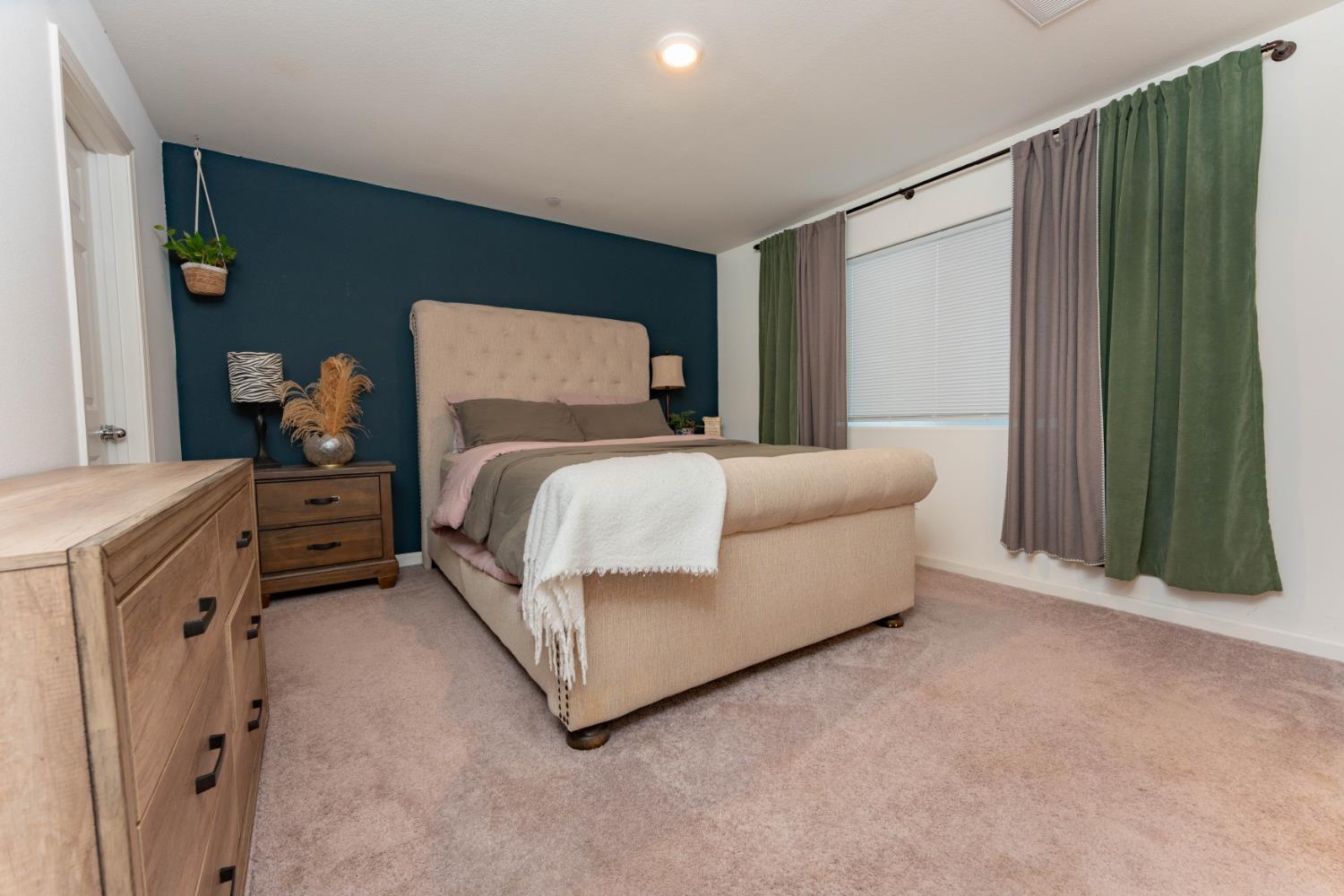 2258 S Manzanita Ct, Visalia, CA 93292