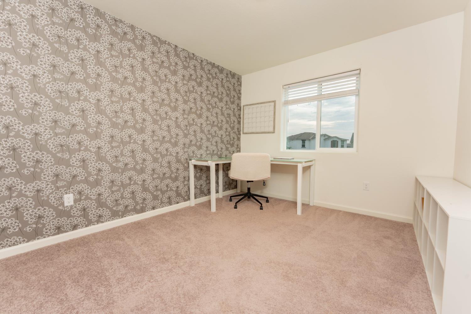2258 S Manzanita Ct, Visalia, CA 93292