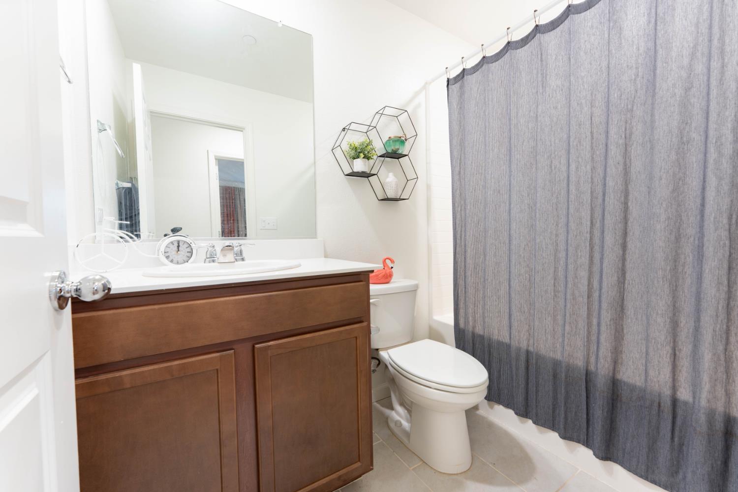 2258 S Manzanita Ct, Visalia, CA 93292