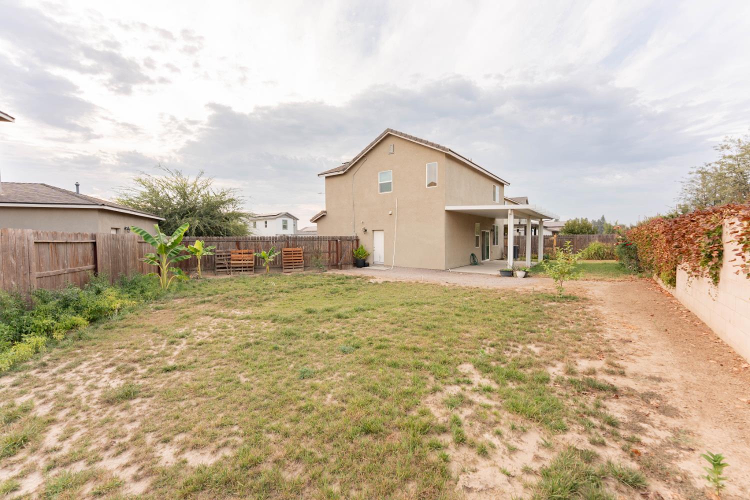 2258 S Manzanita Ct, Visalia, CA 93292