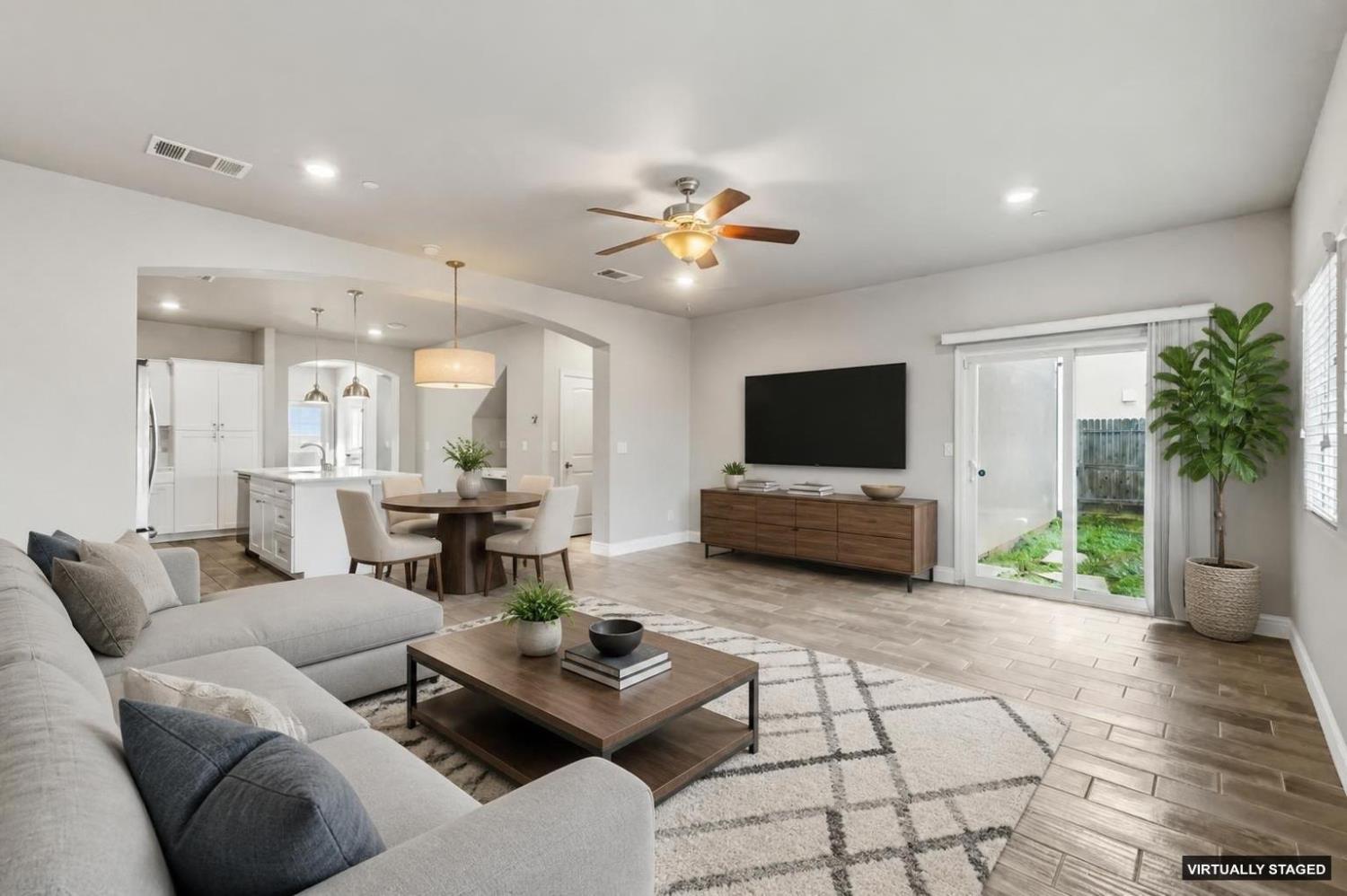 2715 Las Rosas Ave, Clovis, CA 93619