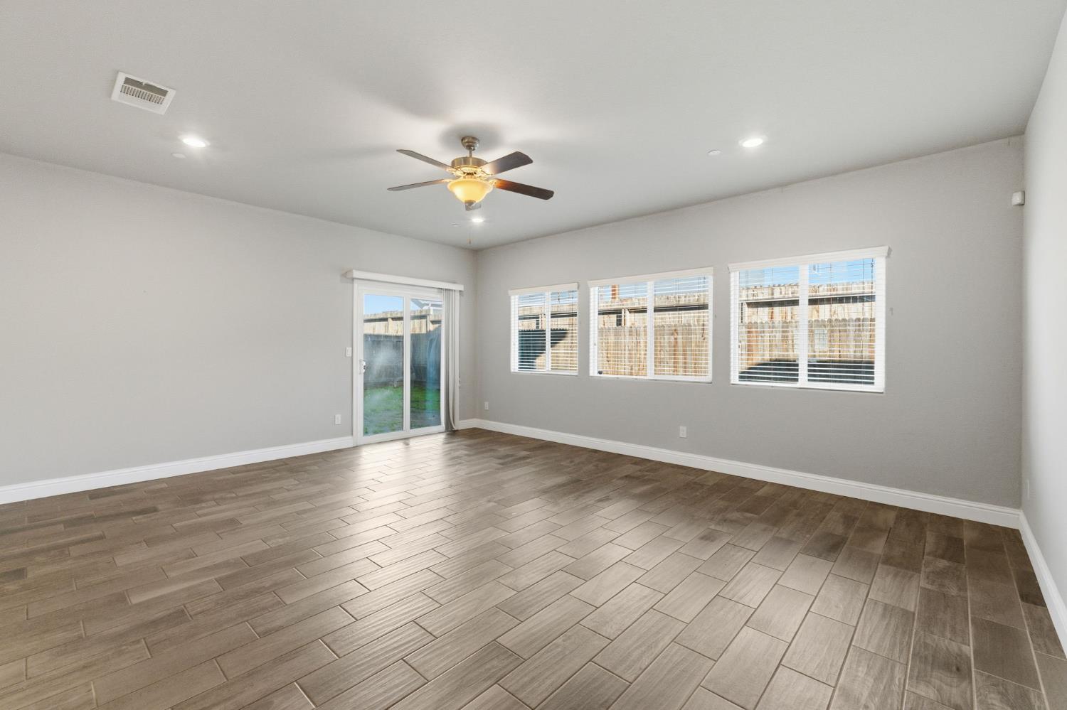 2715 Las Rosas Ave, Clovis, CA 93619