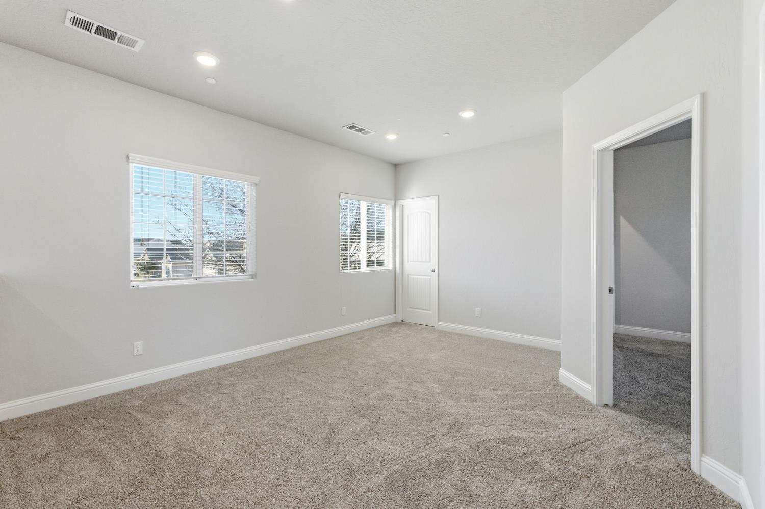 2715 Las Rosas Ave, Clovis, CA 93619