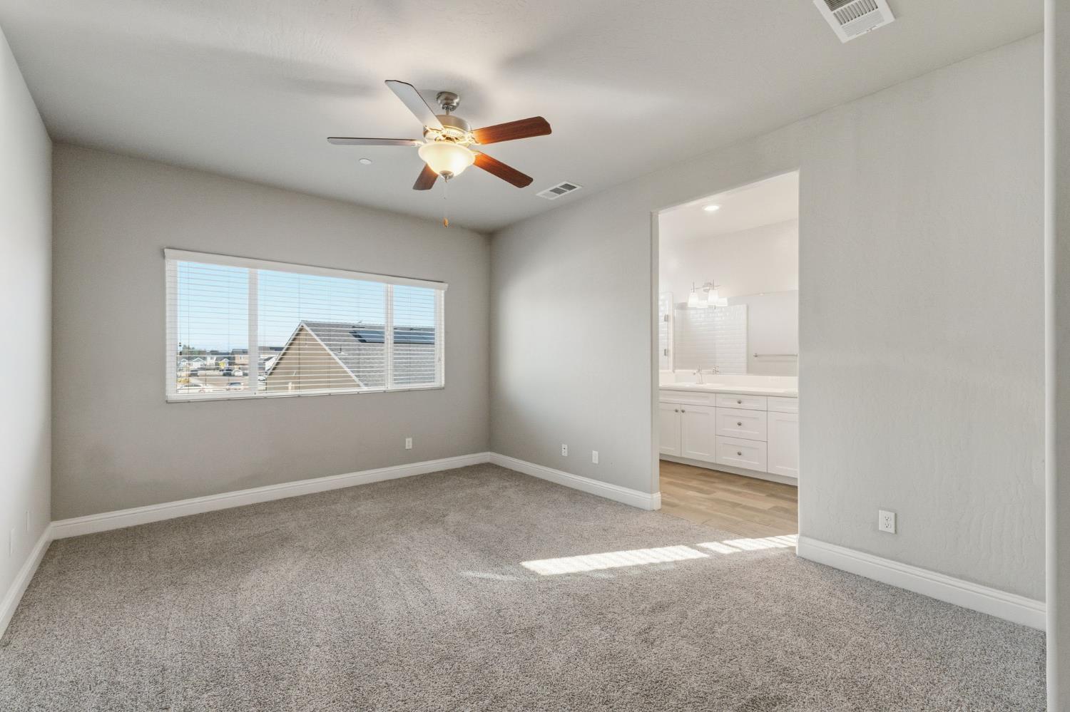 2715 Las Rosas Ave, Clovis, CA 93619