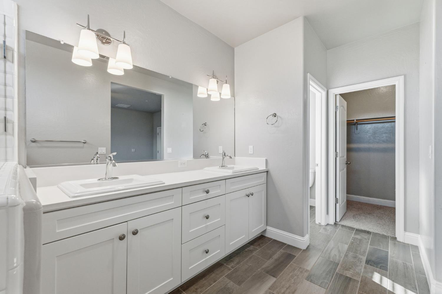 2715 Las Rosas Ave, Clovis, CA 93619