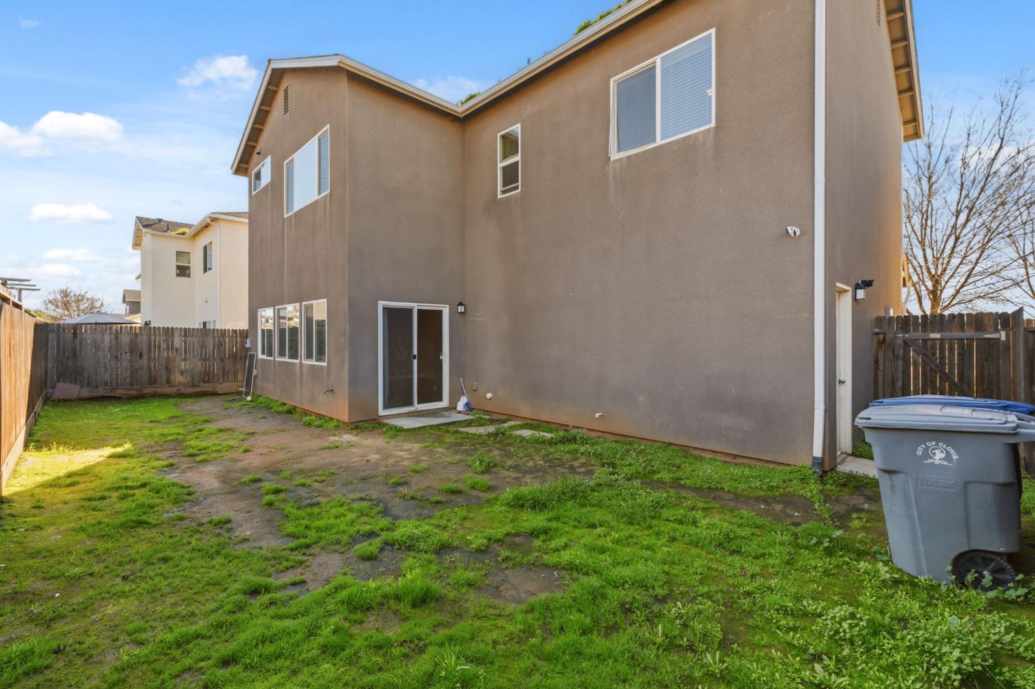 2715 Las Rosas Ave, Clovis, CA 93619