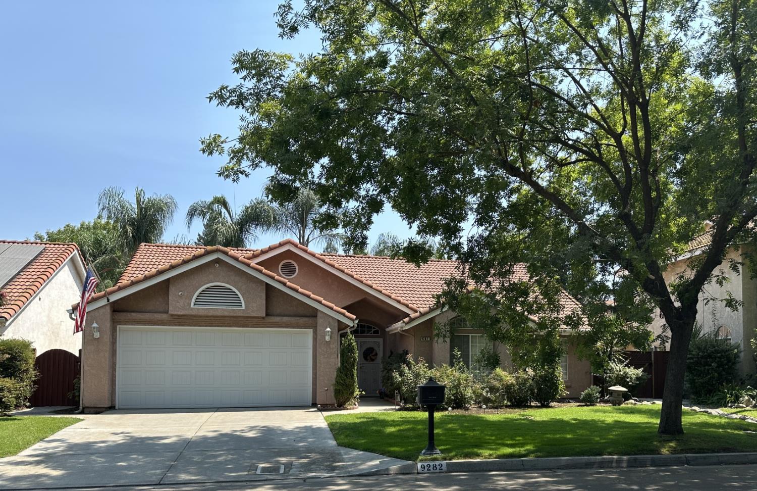 9282 N Green Meadows Ln, Fresno, CA 93720