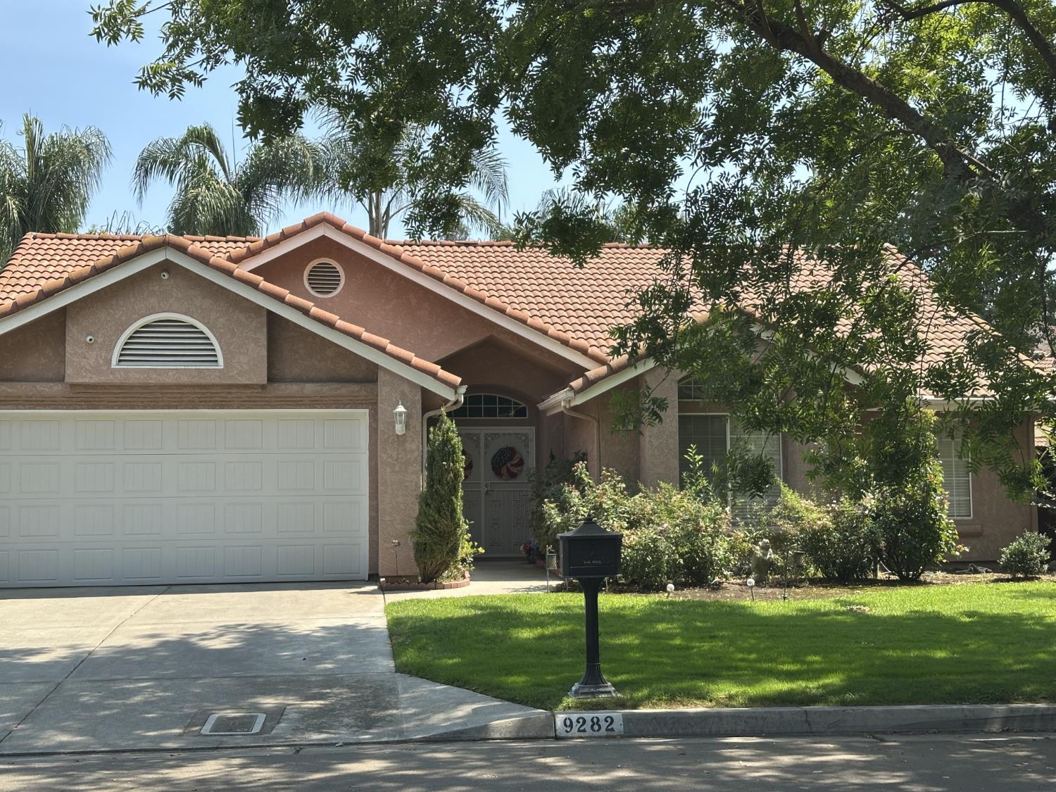 9282 N Green Meadows Ln, Fresno, CA 93720