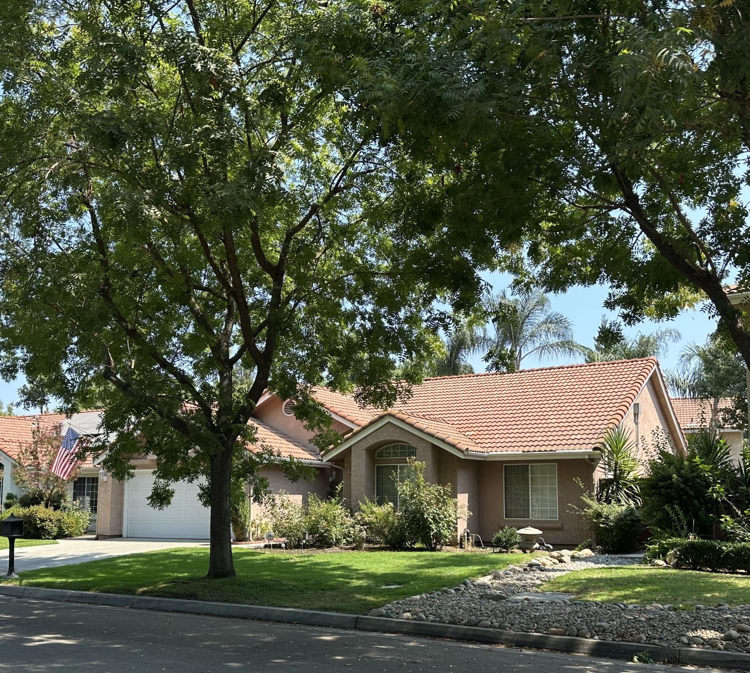 9282 N Green Meadows Ln, Fresno, CA 93720