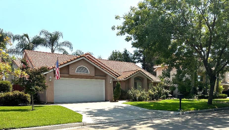 9282 N Green Meadows Ln, Fresno, CA 93720