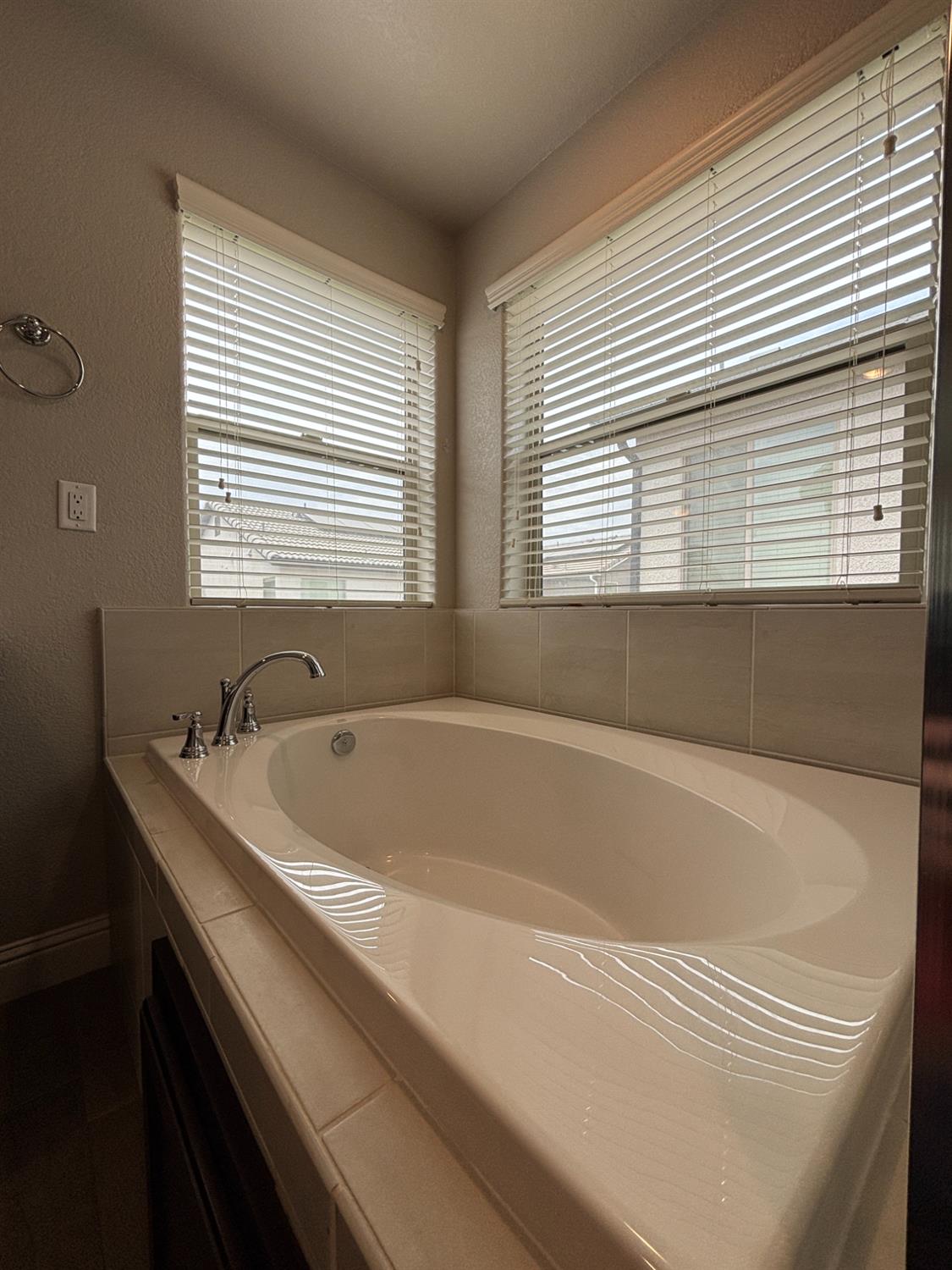 6219 E Sasha Dr, Fresno, CA 93727