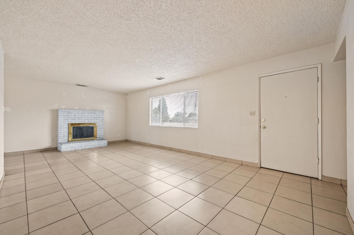 1612 W Caldwell Ave, Visalia, CA 93277