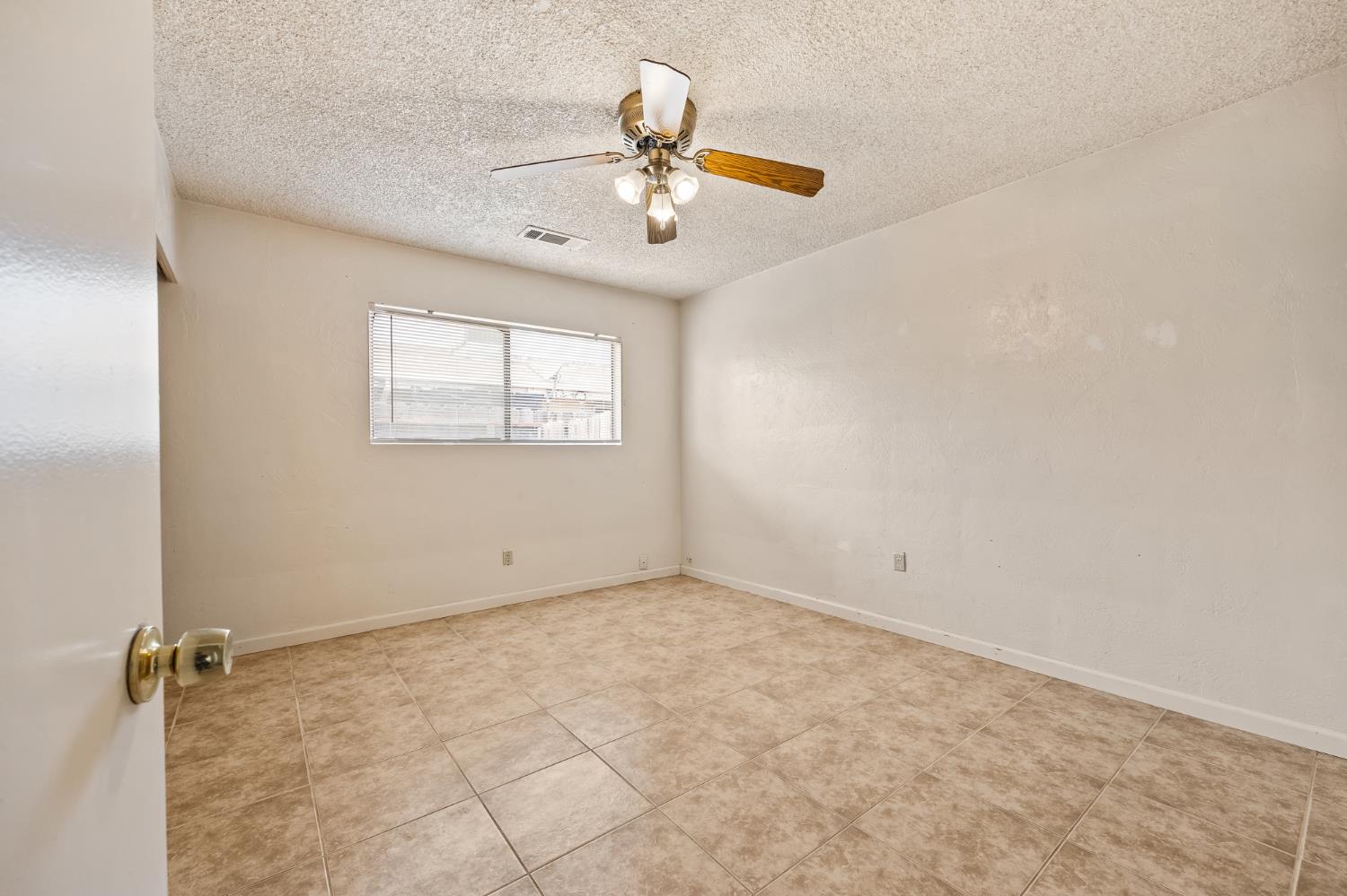 1612 W Caldwell Ave, Visalia, CA 93277