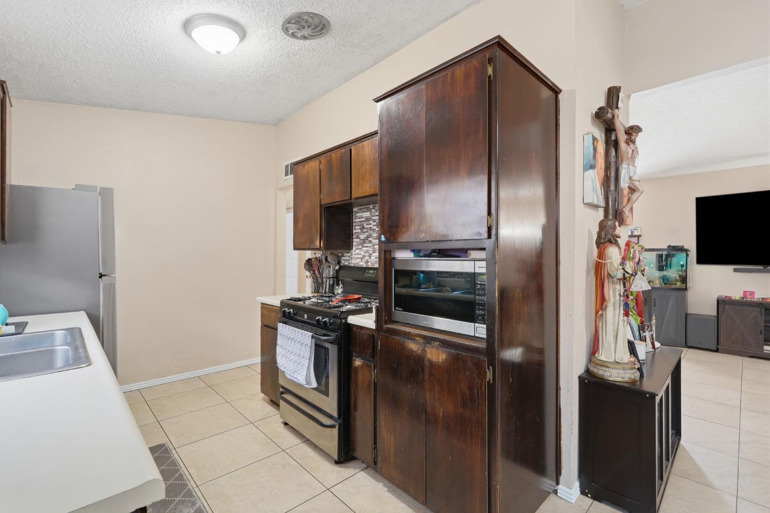1311 N Cain St, Tulare, CA 93292