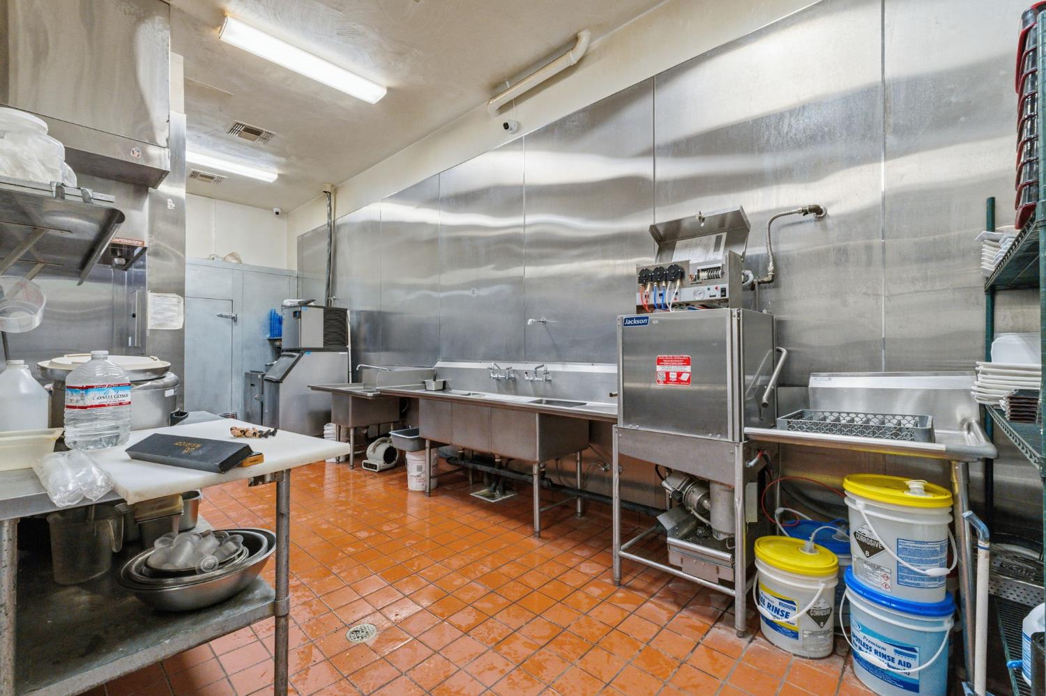 1377 W El Monte Way, Dinuba, CA 93618