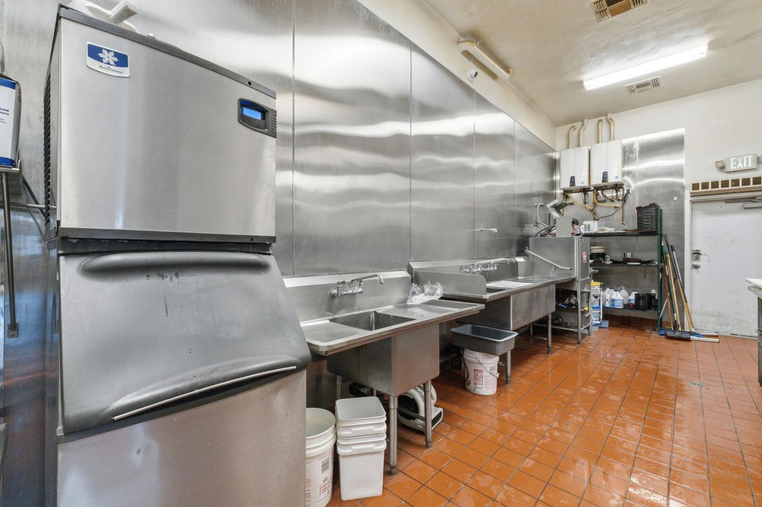 1377 W El Monte Way, Dinuba, CA 93618