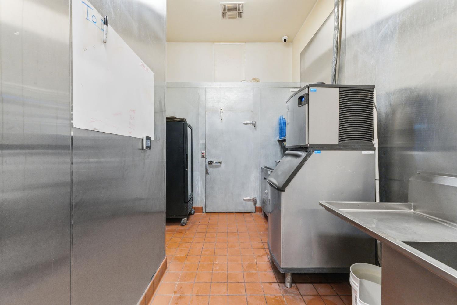 1377 W El Monte Way, Dinuba, CA 93618