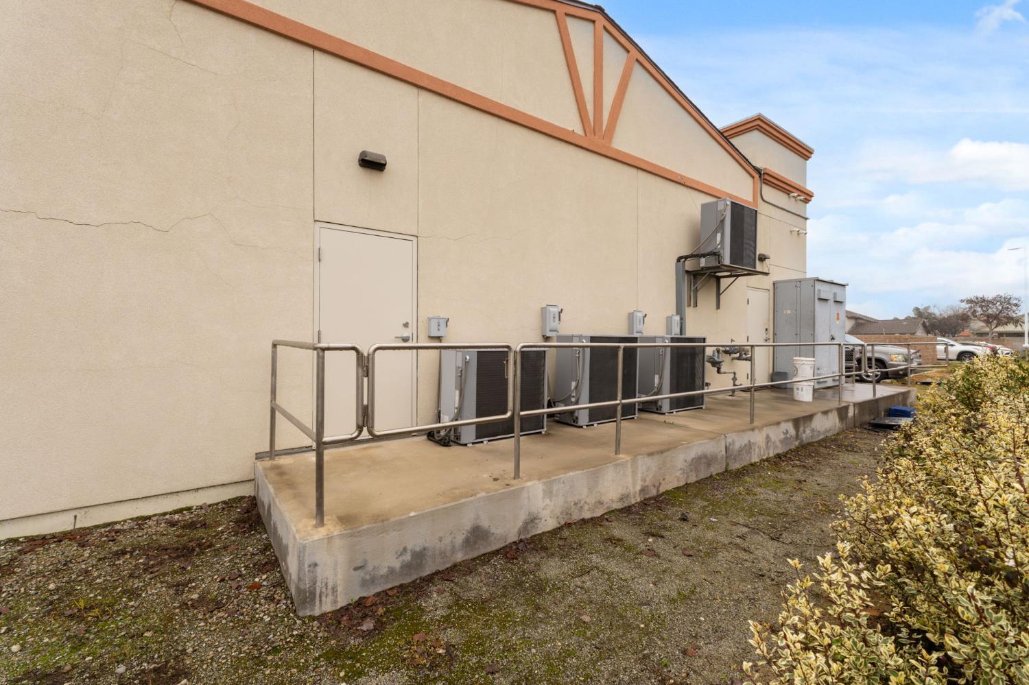 1377 W El Monte Way, Dinuba, CA 93618