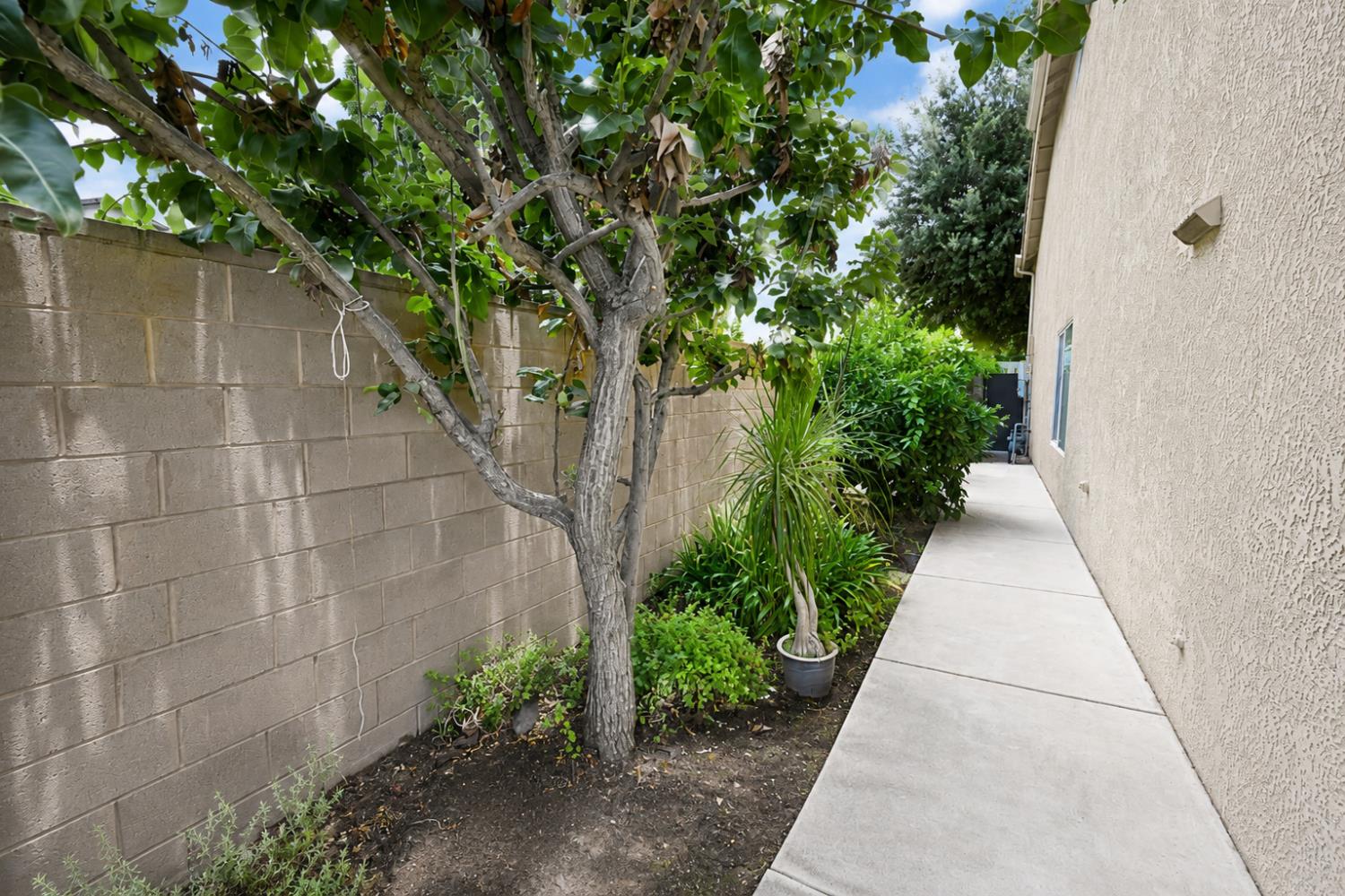 1650 E Emerald Ave, Fresno, CA 93720