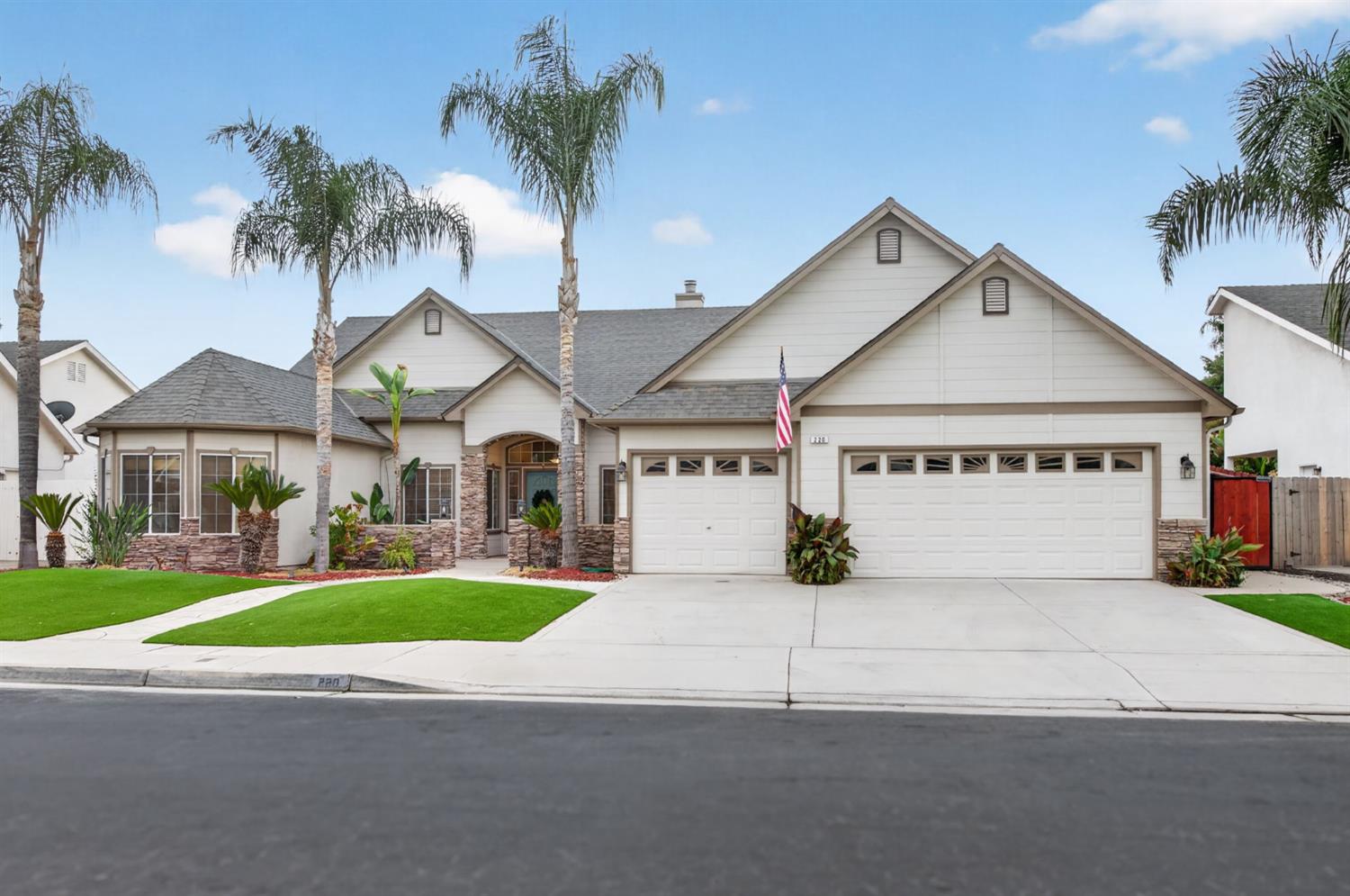 220 W Serena Ave, Clovis, CA 93619