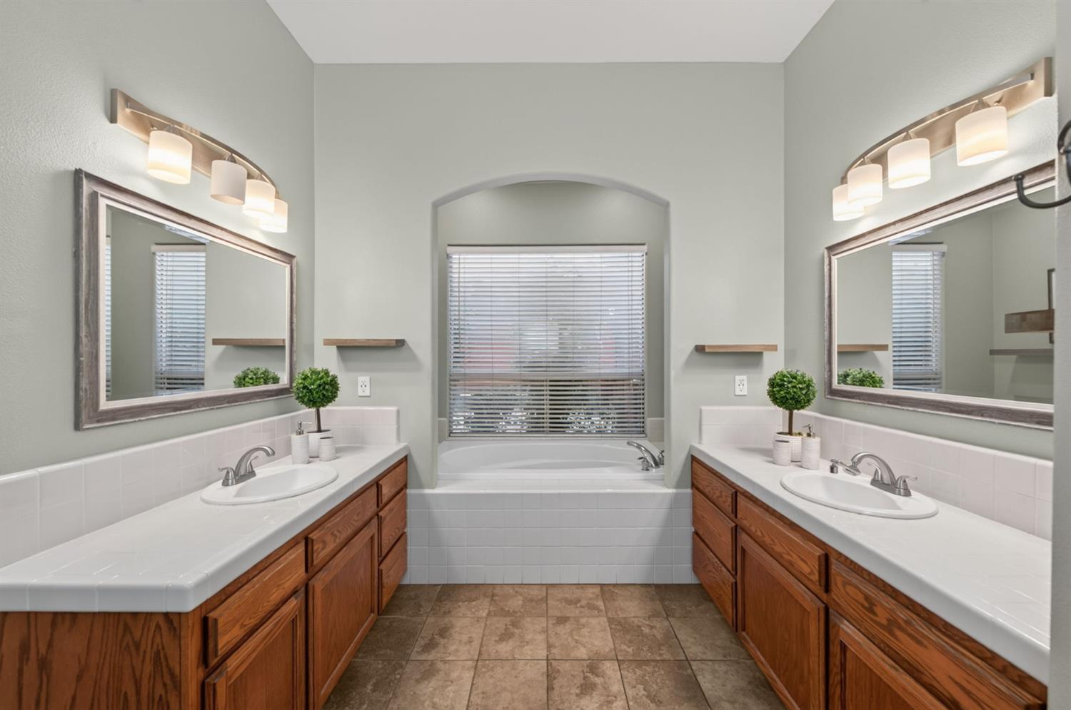 220 W Serena Ave, Clovis, CA 93619