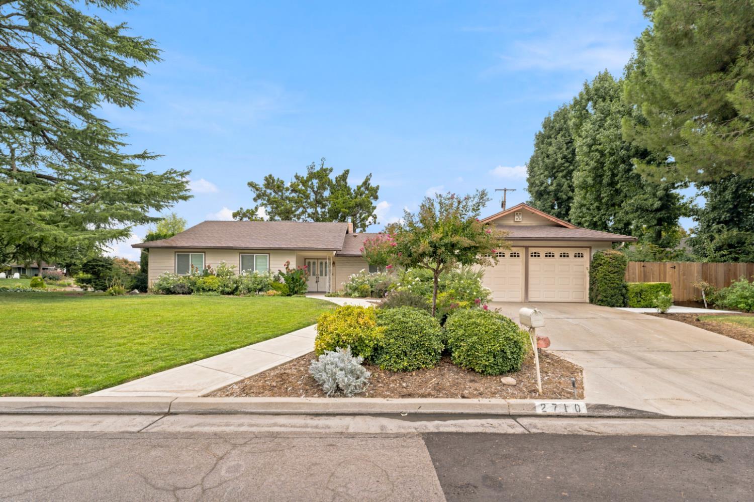 2710 W Roberts Ave, Fresno, CA 93711