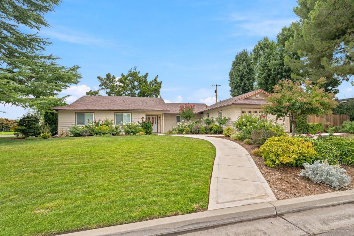 2710 W Roberts Ave, Fresno, CA 93711