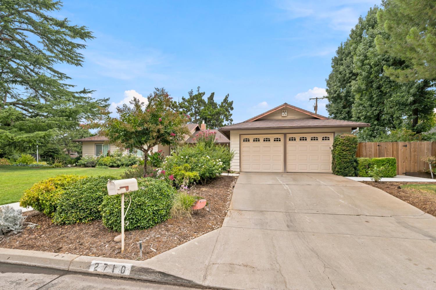 2710 W Roberts Ave, Fresno, CA 93711