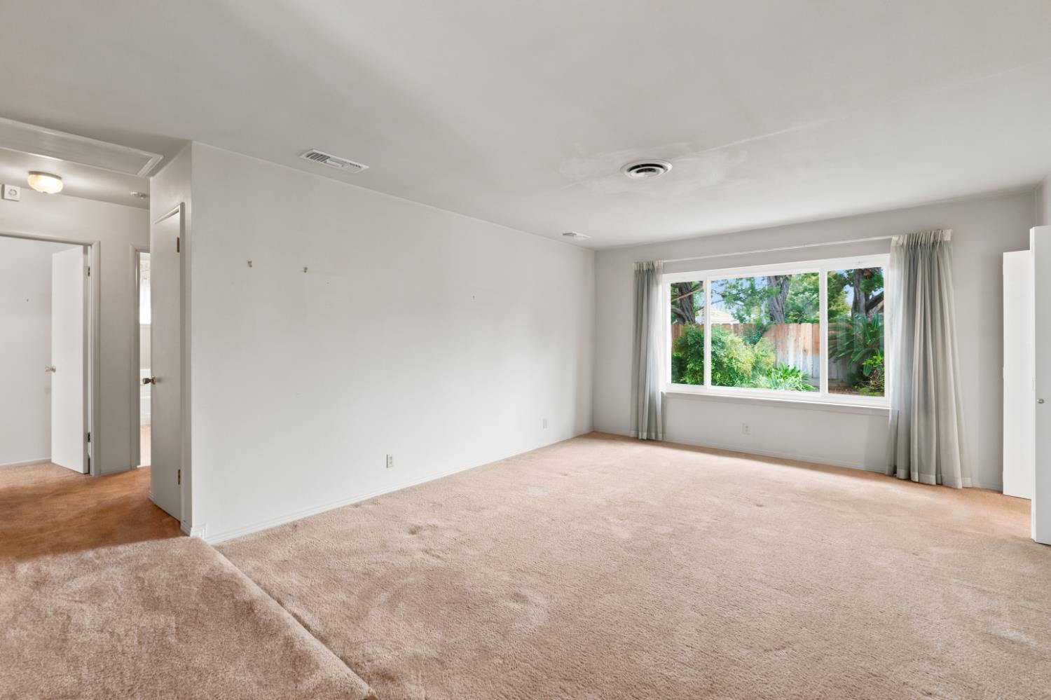 2710 W Roberts Ave, Fresno, CA 93711