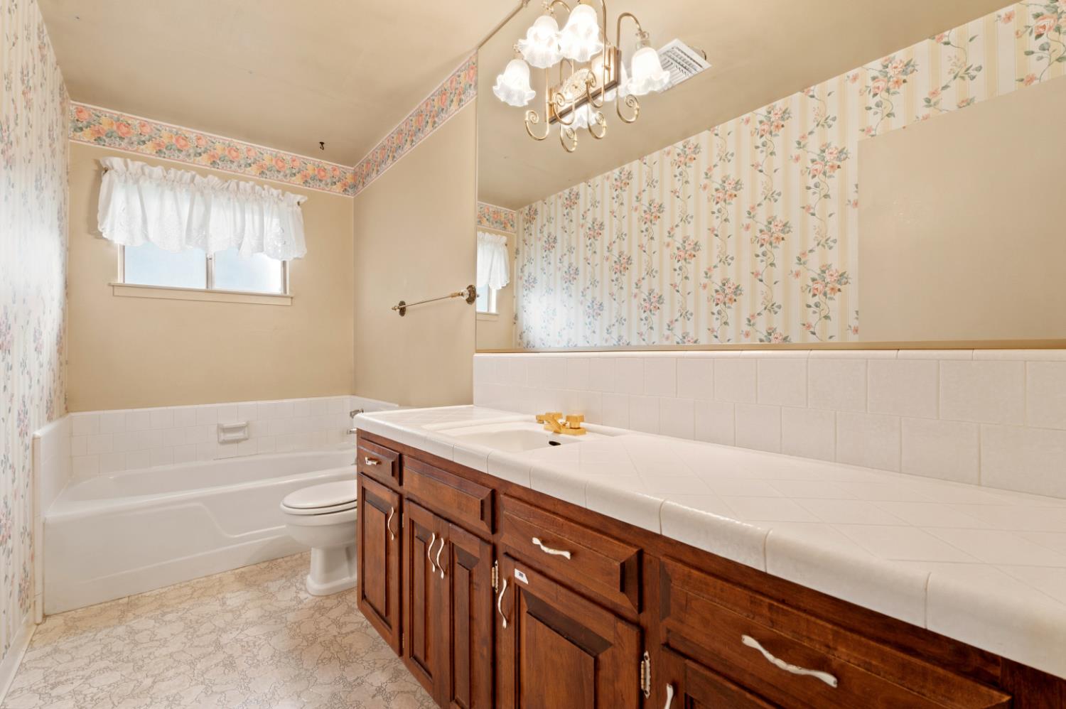 2710 W Roberts Ave, Fresno, CA 93711