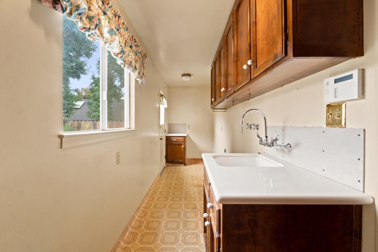 2710 W Roberts Ave, Fresno, CA 93711