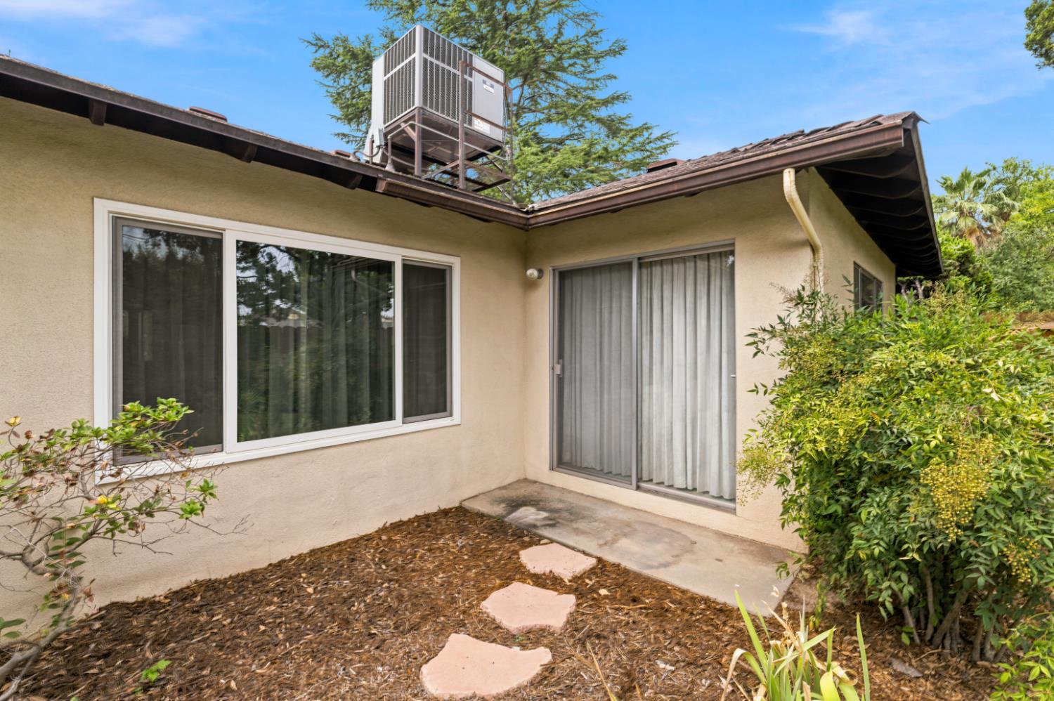 2710 W Roberts Ave, Fresno, CA 93711