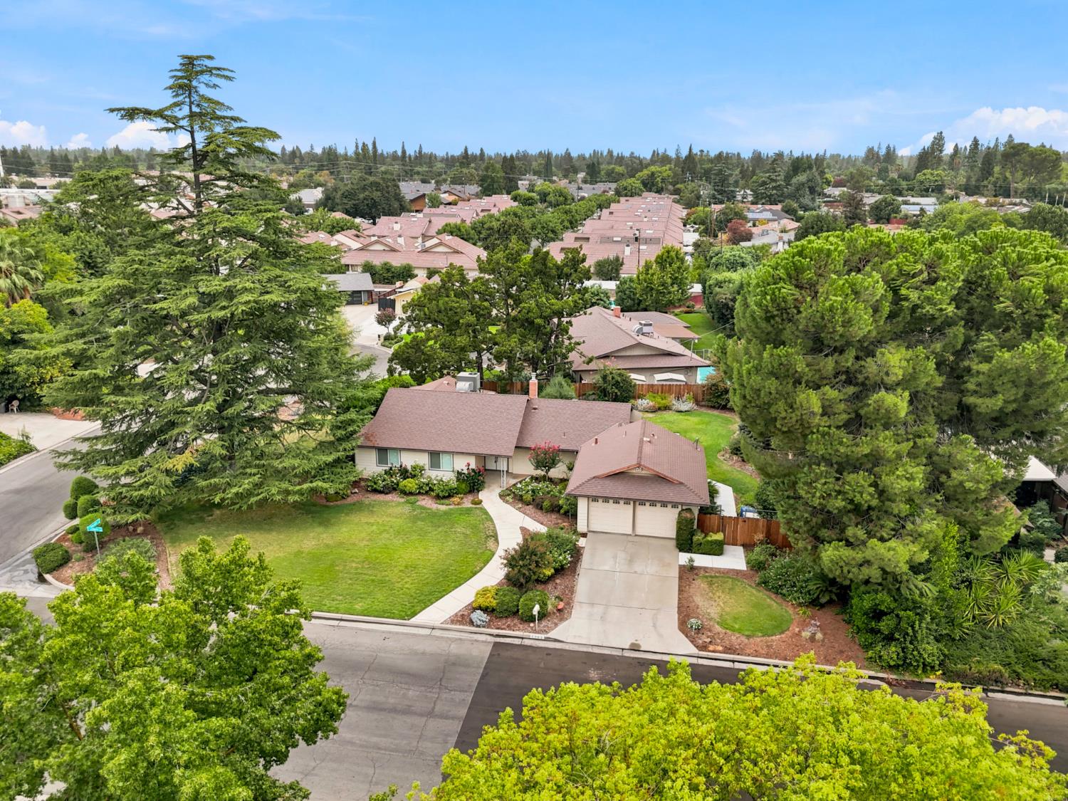 2710 W Roberts Ave, Fresno, CA 93711