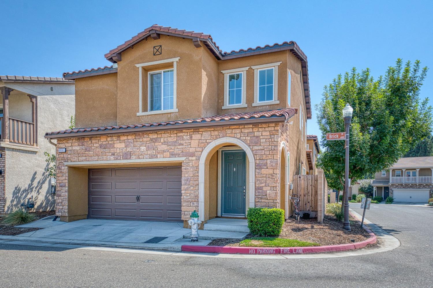 6037 E Brick Dr, Fresno, CA 93727