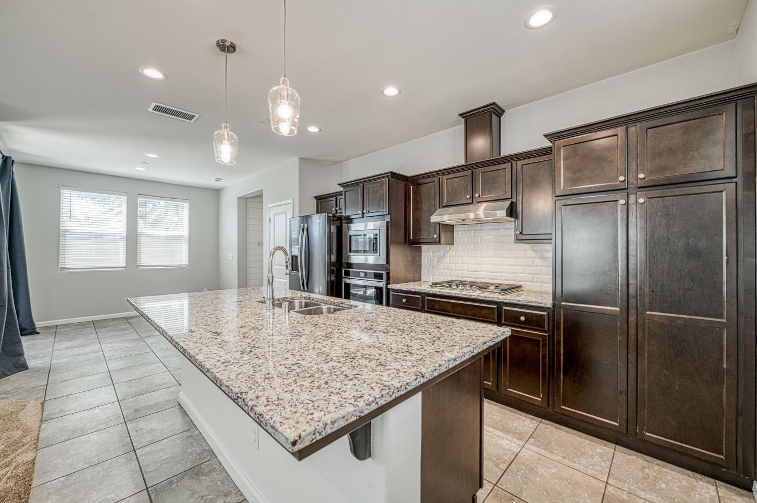 6037 E Brick Dr, Fresno, CA 93727