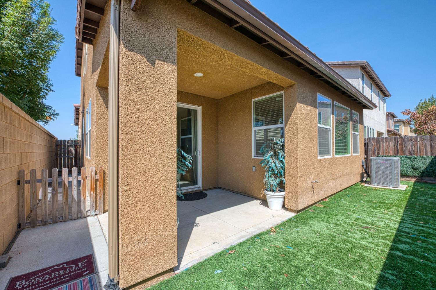 6037 E Brick Dr, Fresno, CA 93727