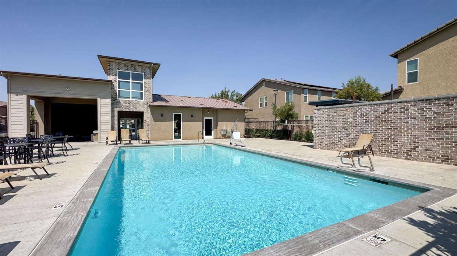 6037 E Brick Dr, Fresno, CA 93727