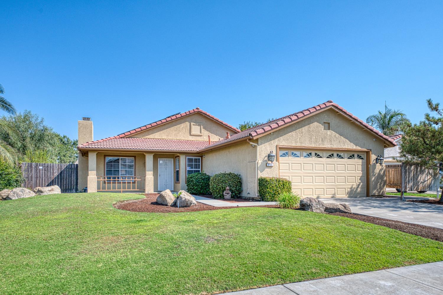 906 E Palm Dr, Hanford, CA 93230