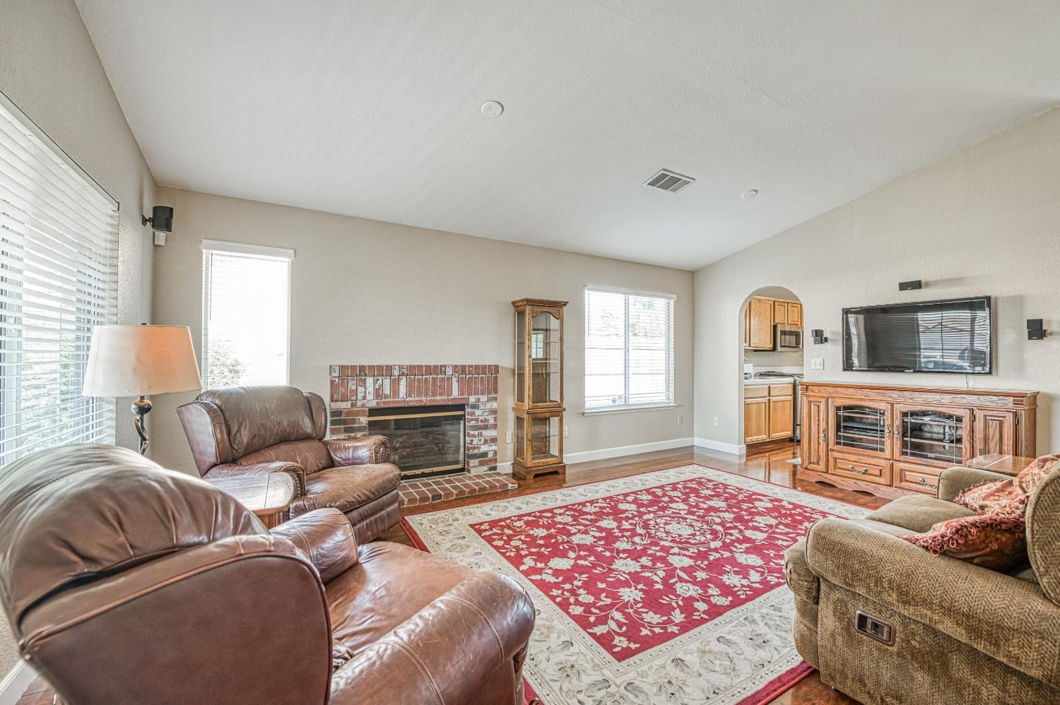 906 E Palm Dr, Hanford, CA 93230