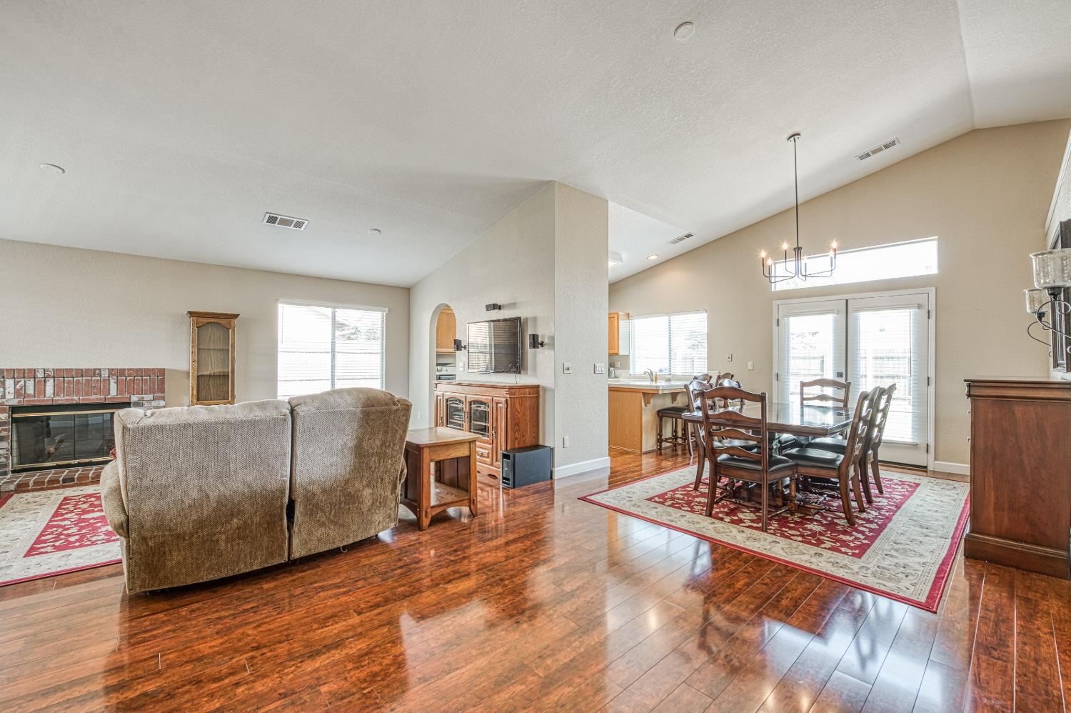 906 E Palm Dr, Hanford, CA 93230
