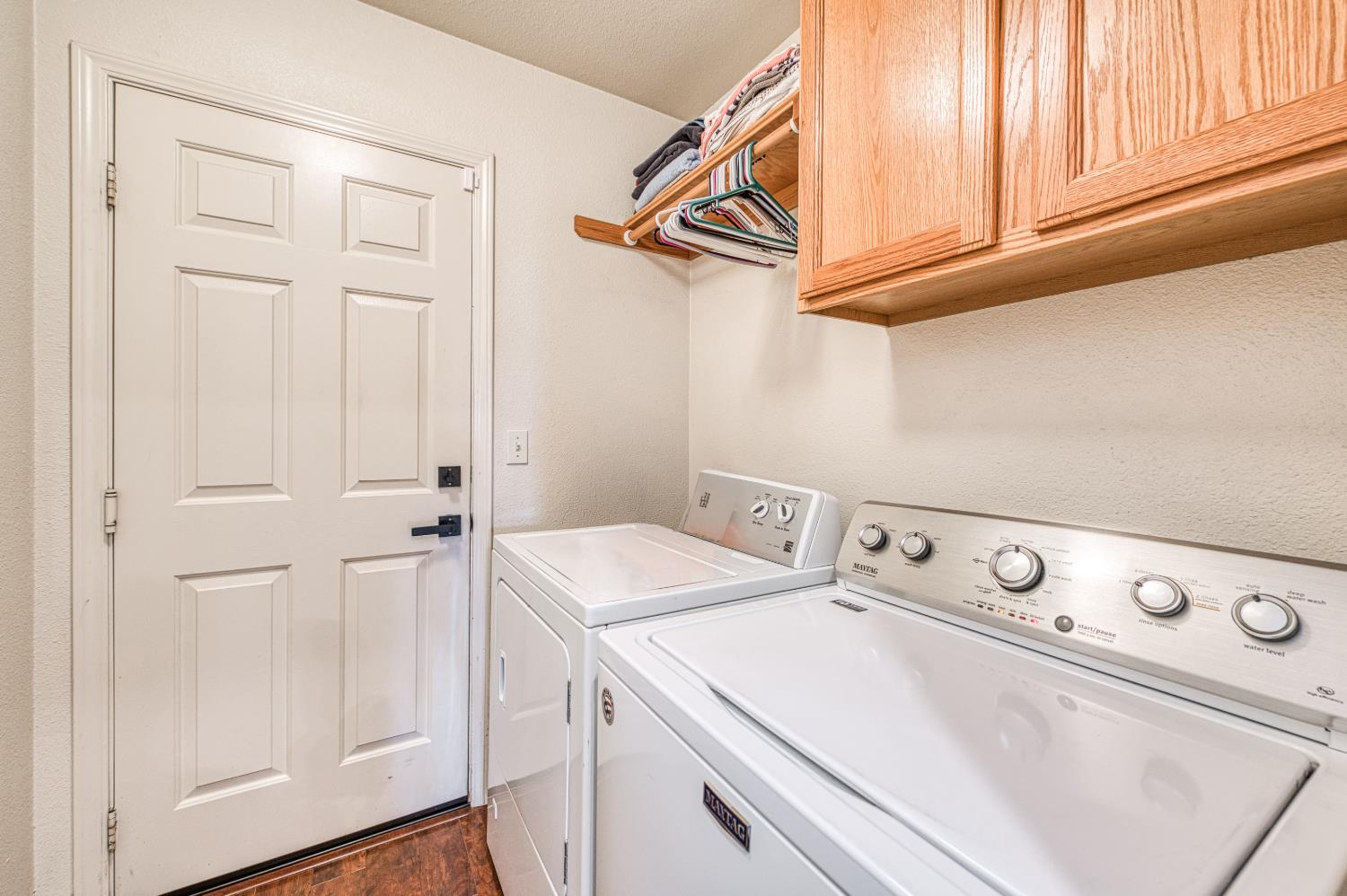 906 E Palm Dr, Hanford, CA 93230