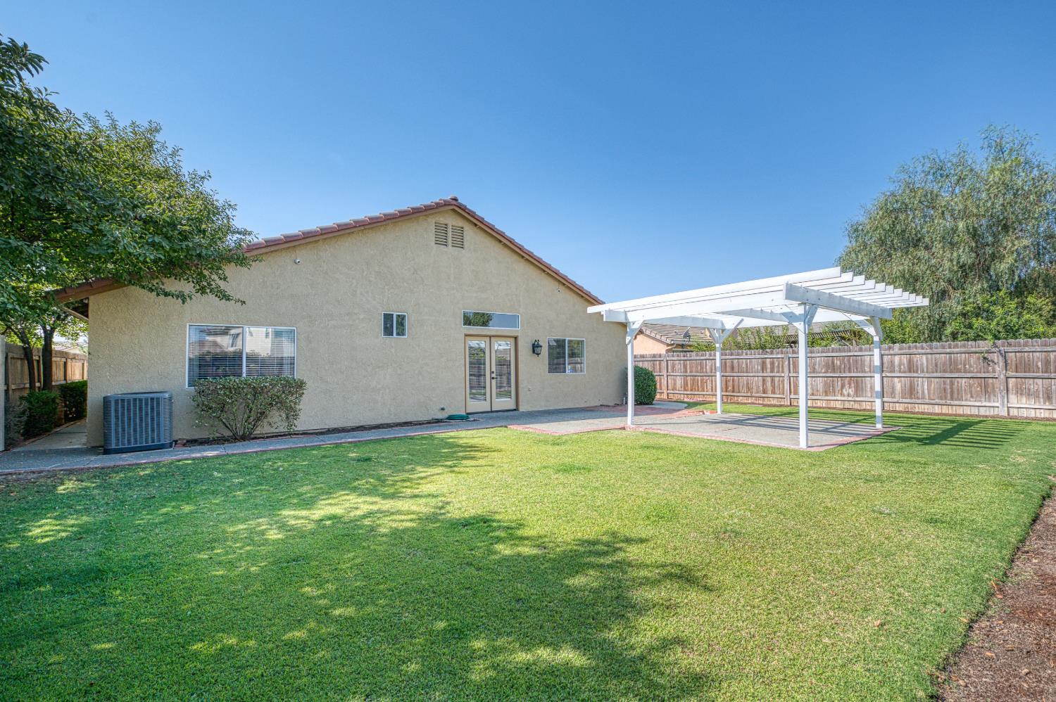 906 E Palm Dr, Hanford, CA 93230